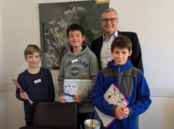 Boys'Day-Teilnehmer mit Bürgermeister von Trittau
